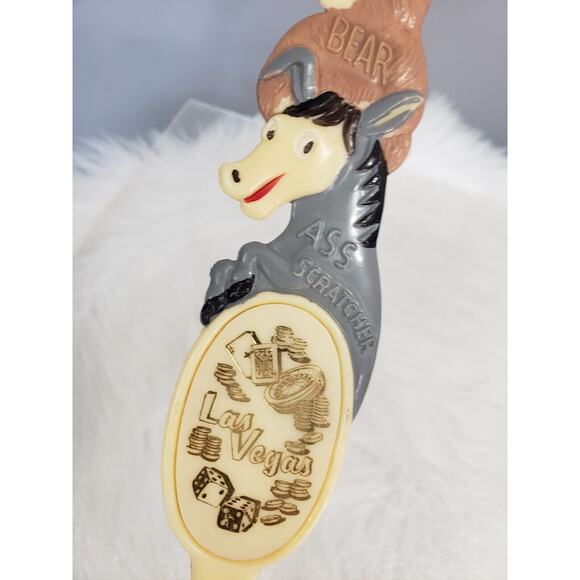 Vintage Genuine BEAR ASS SCRATCHER Plastic Back Hand Donkey Brown Bear Las Vegas - Picture 3 of 11